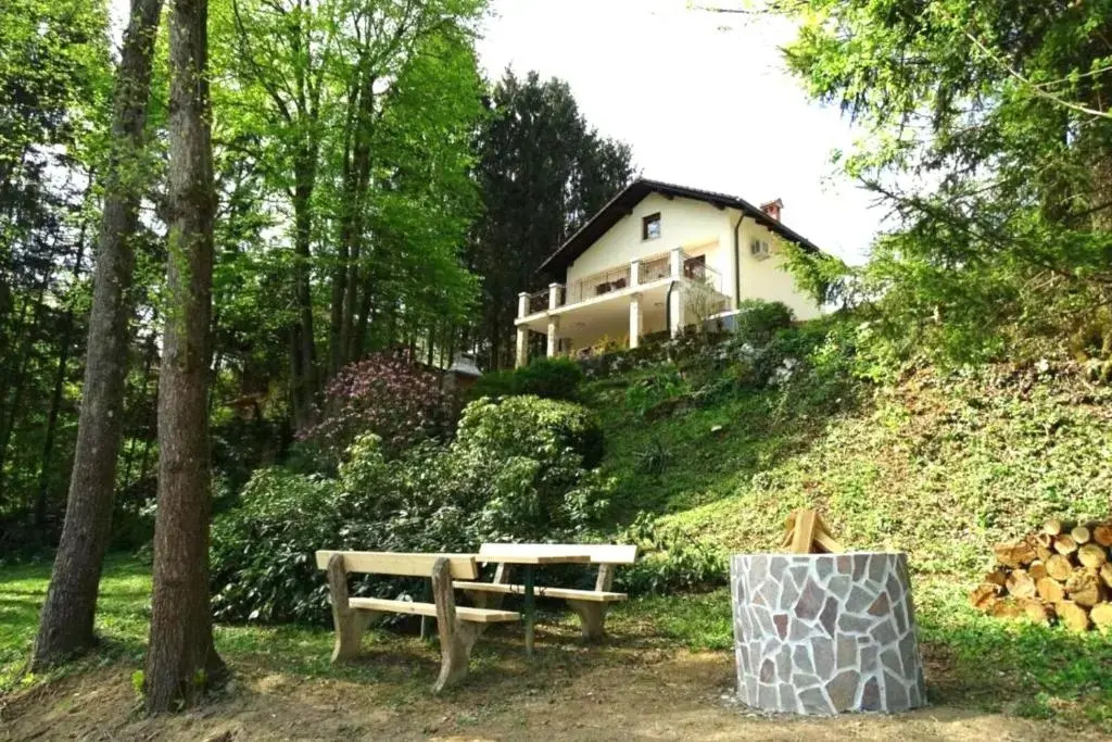 Kolpa Paradise Jacuzzi & Sauna - Happy Rentals