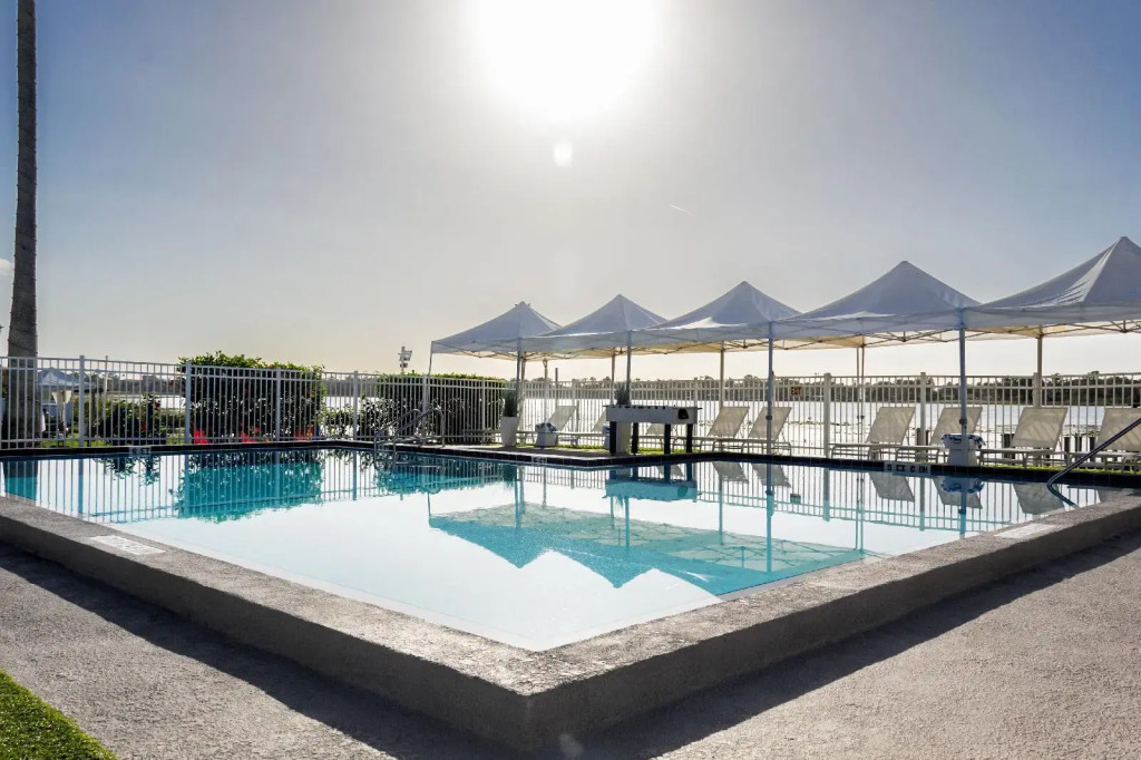 Palazzo Lakeside Hotel