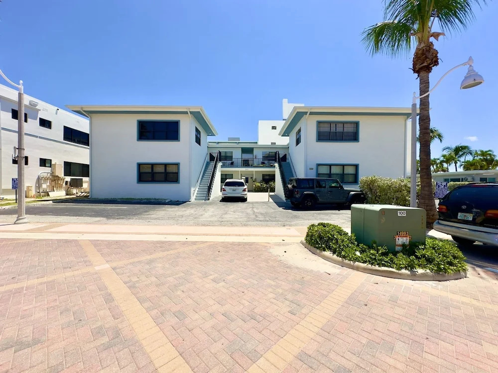 Beach Lover s Studio Apartment in Hollywood FL