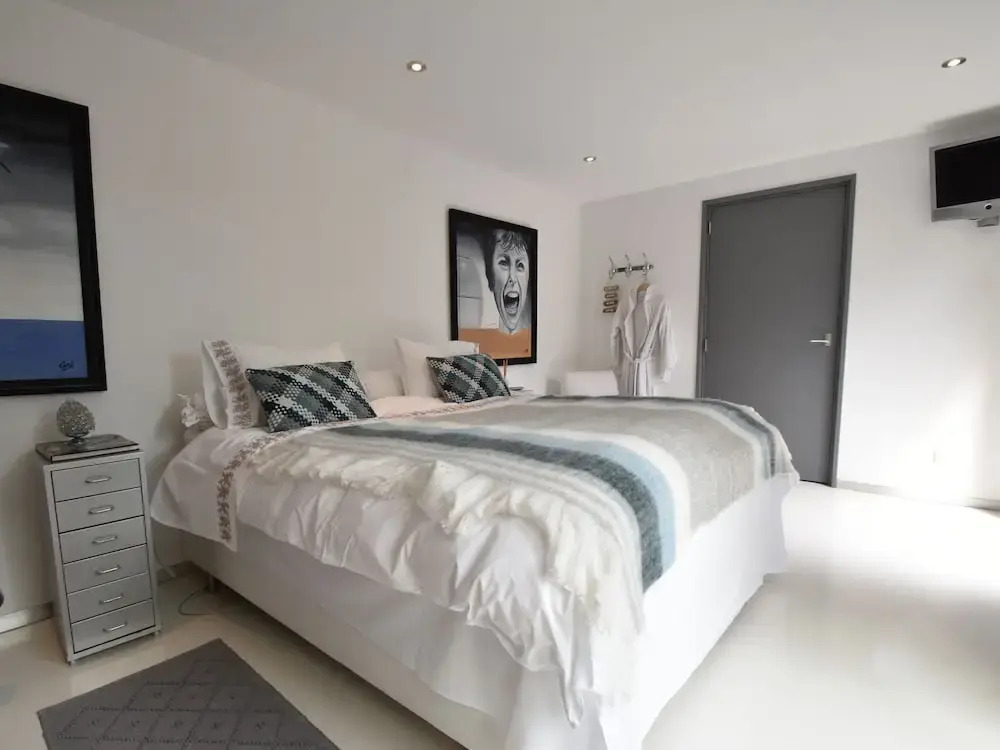 Quiet Villa in Bergen with Pond