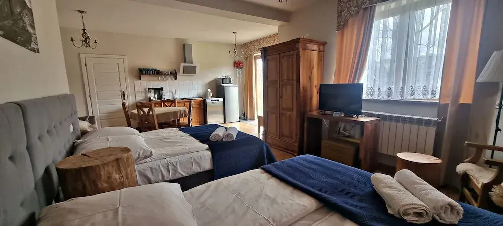 Domek Gabi z balią w ogrodzie