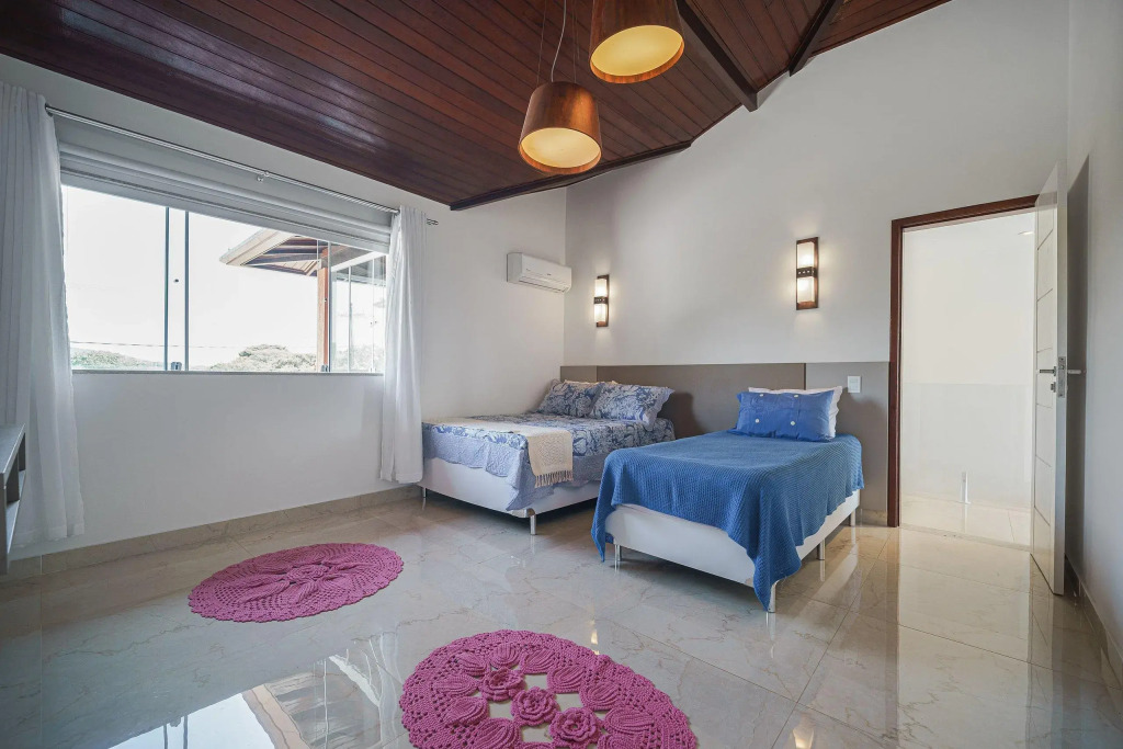 Casa Moderna com Quatro Suítes no Canal da Marina