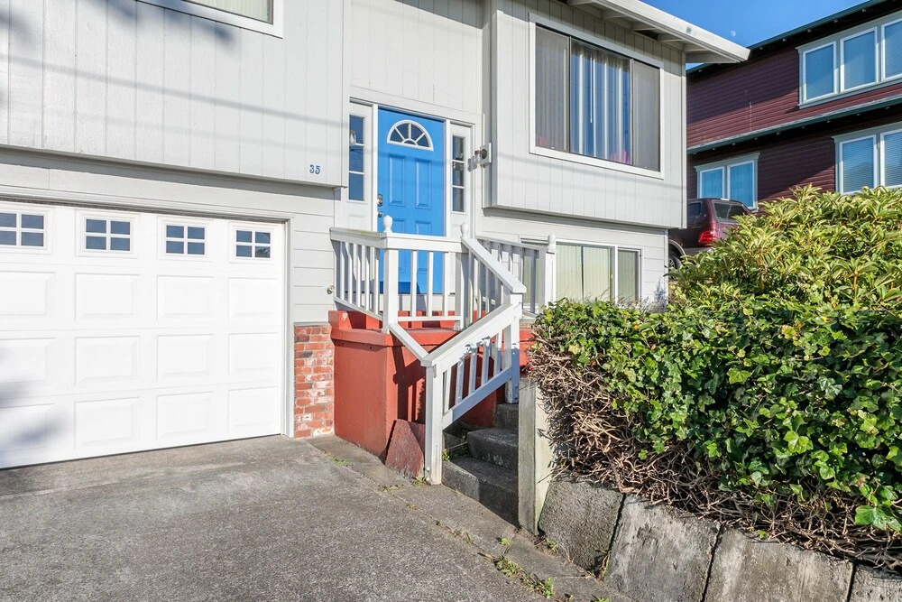 35 SW Hurbert St House - 3 Br home by RedAwning