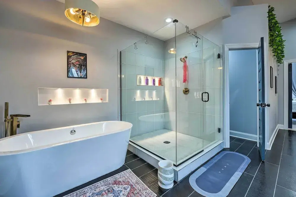 Chic Memphis Home w/ Deck ~ 2 Mi to Dtwn!