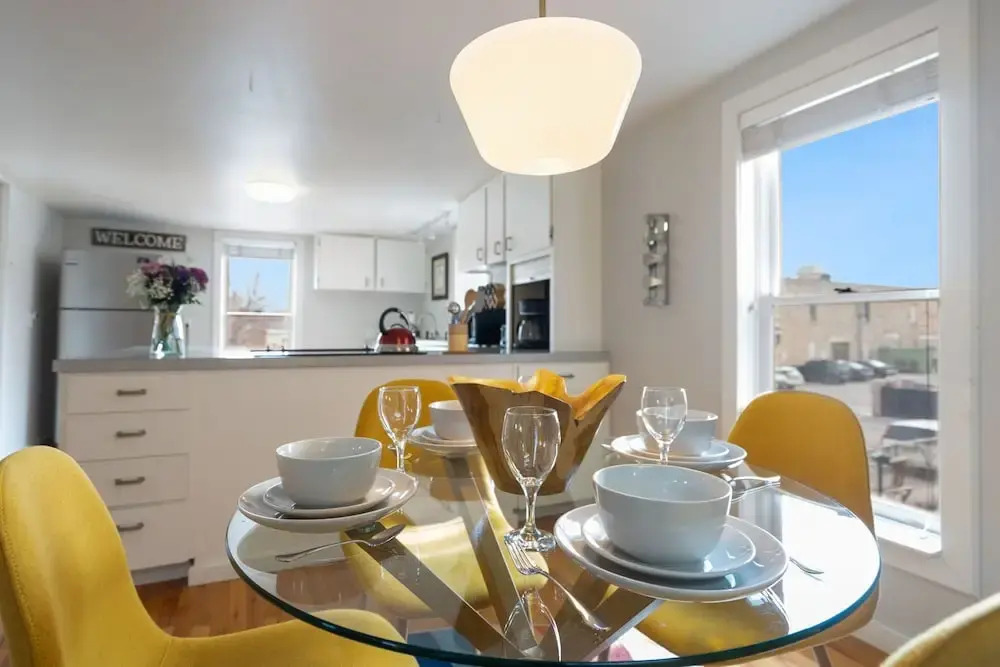 Pine Street Loft – Steps from Old Town Square!
