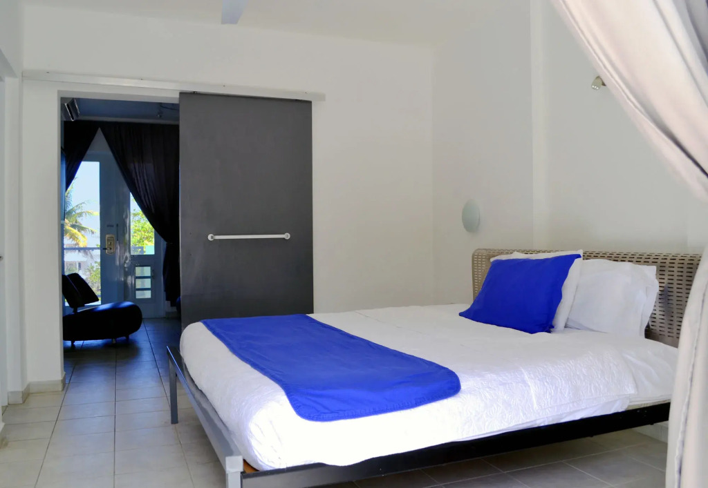 Casa Verde Hotel - Steps to the Beach, Pool, Restaurant & Bar