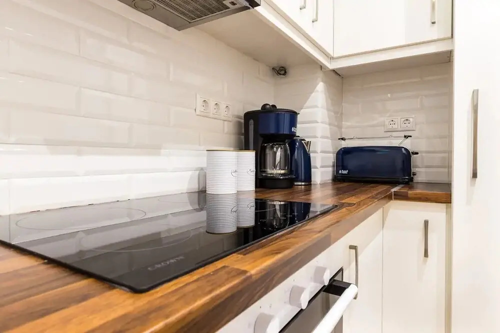 2 bedroom apartment near the Metro