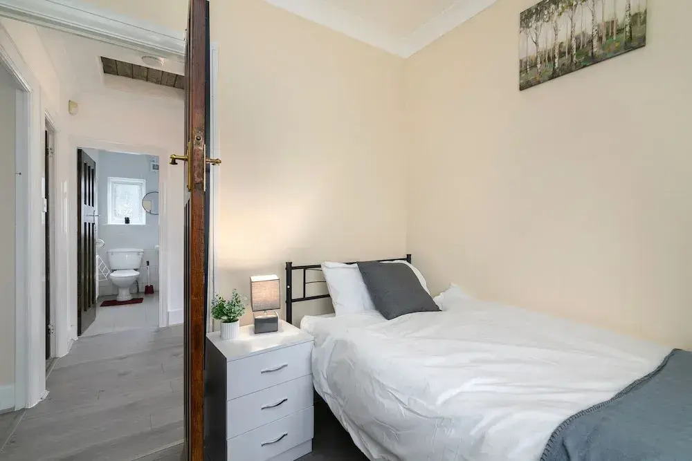 Refurbished 4-bed Family Home-near Central London