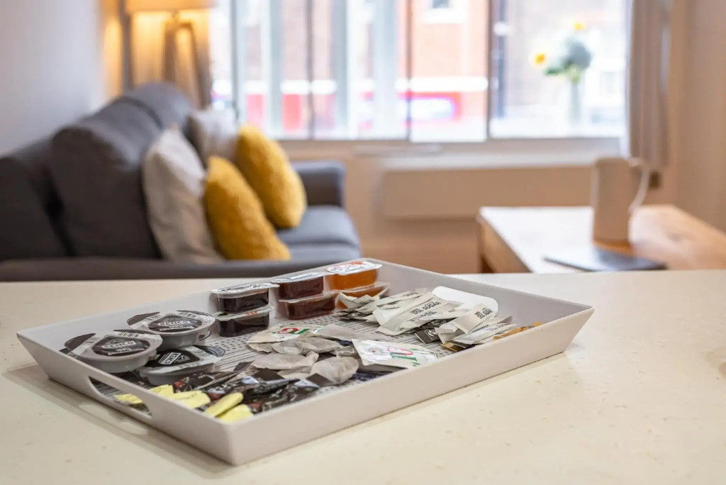 Sleeps 7 - Spacious Modern Apartment in Newbury Town Centre by JDF Property