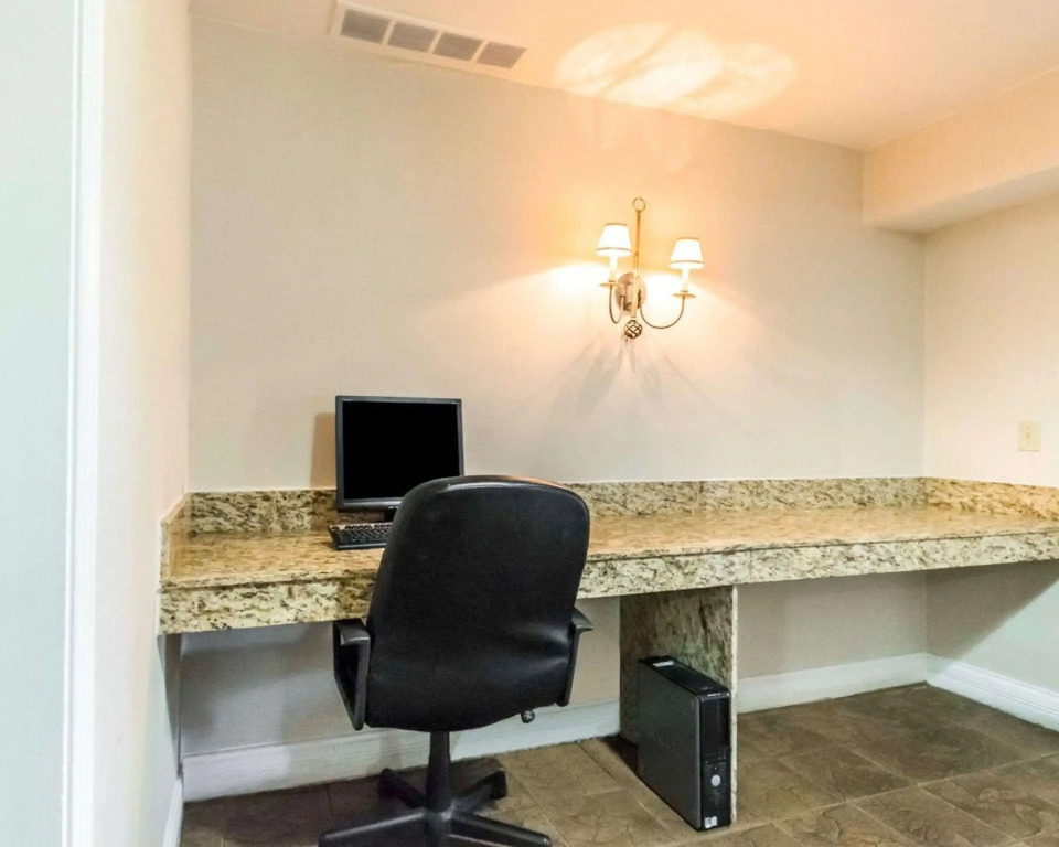 Quality Inn & Suites University-Airport