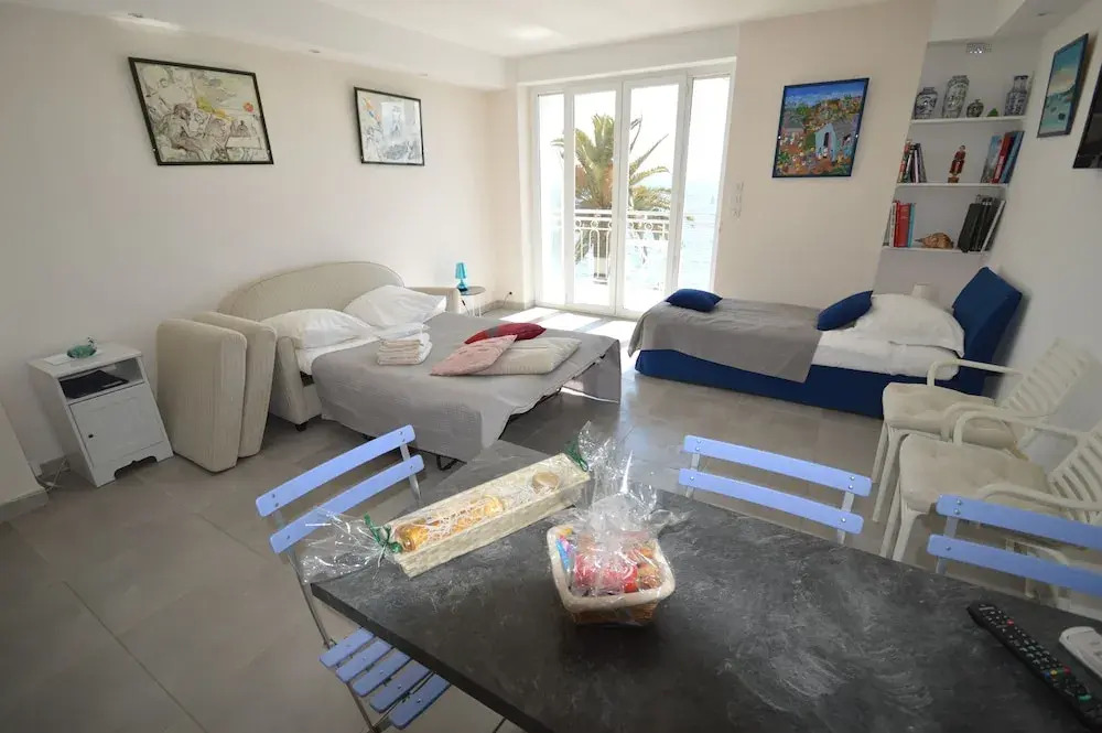 Les Princes Studio facing the sea