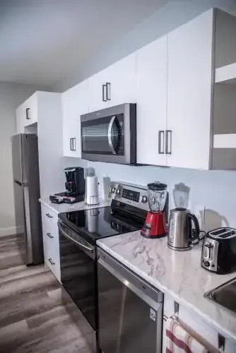 Air & Road Travelers' Perfect Spot! + Full Kitchen