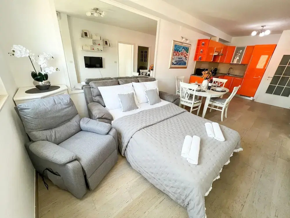 MIRROR apartment