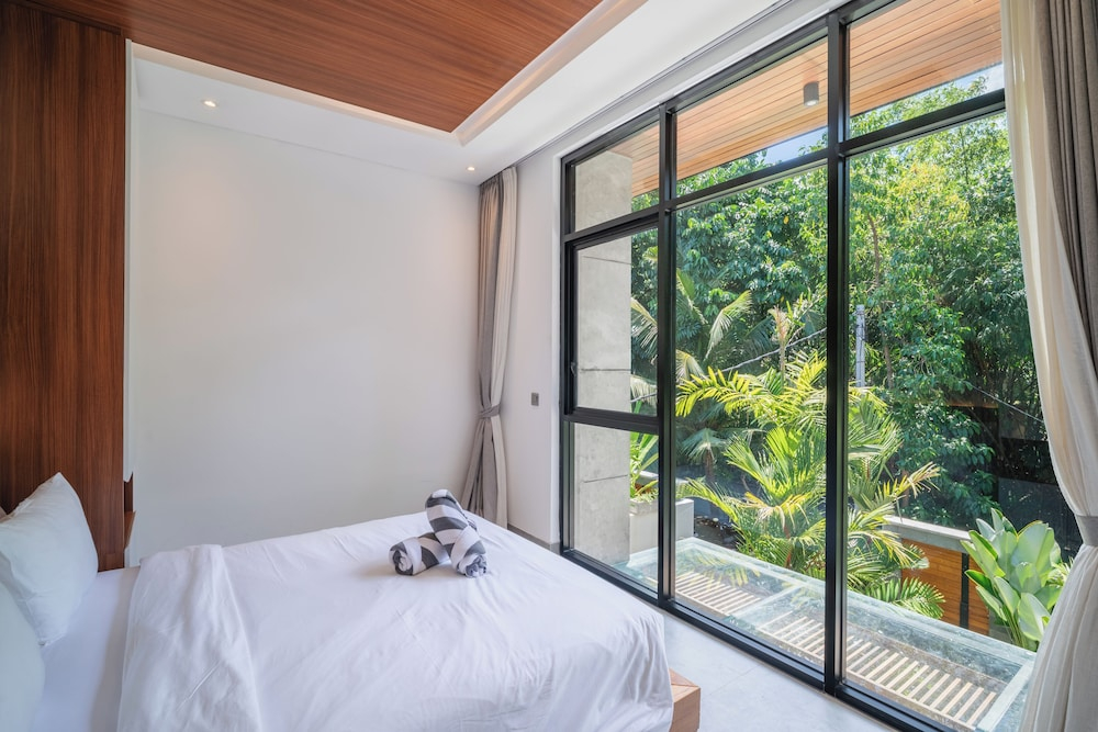 Designer 5br Villa, 400m to Café Del Mar