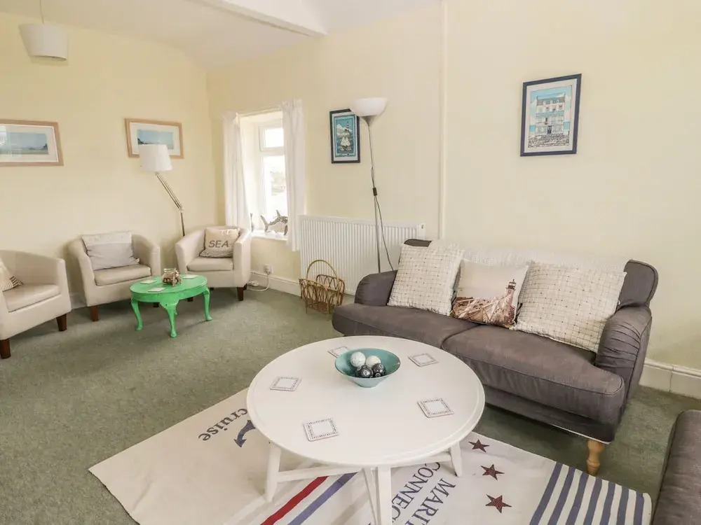 BRYN GORS-3 BED-FIRST FLOOR APT- YARDS FROM BEACH