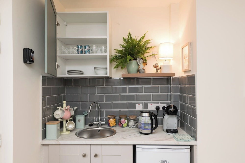 2br-sleeps4-parking-nearcork-6mintoairport