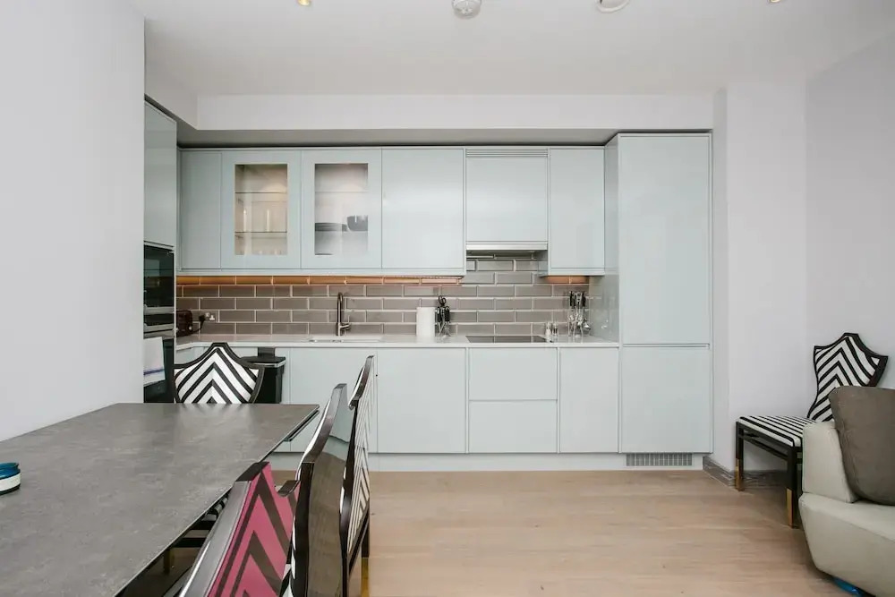Modern 1 Bedroom Apartment With Balcony