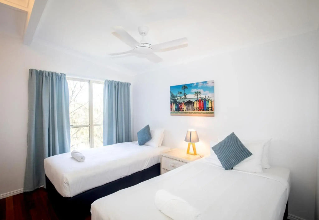 The Blue House - 100M TO BEACH, PET FRIENDLY, BIG HOUSE, SLEEPS 8