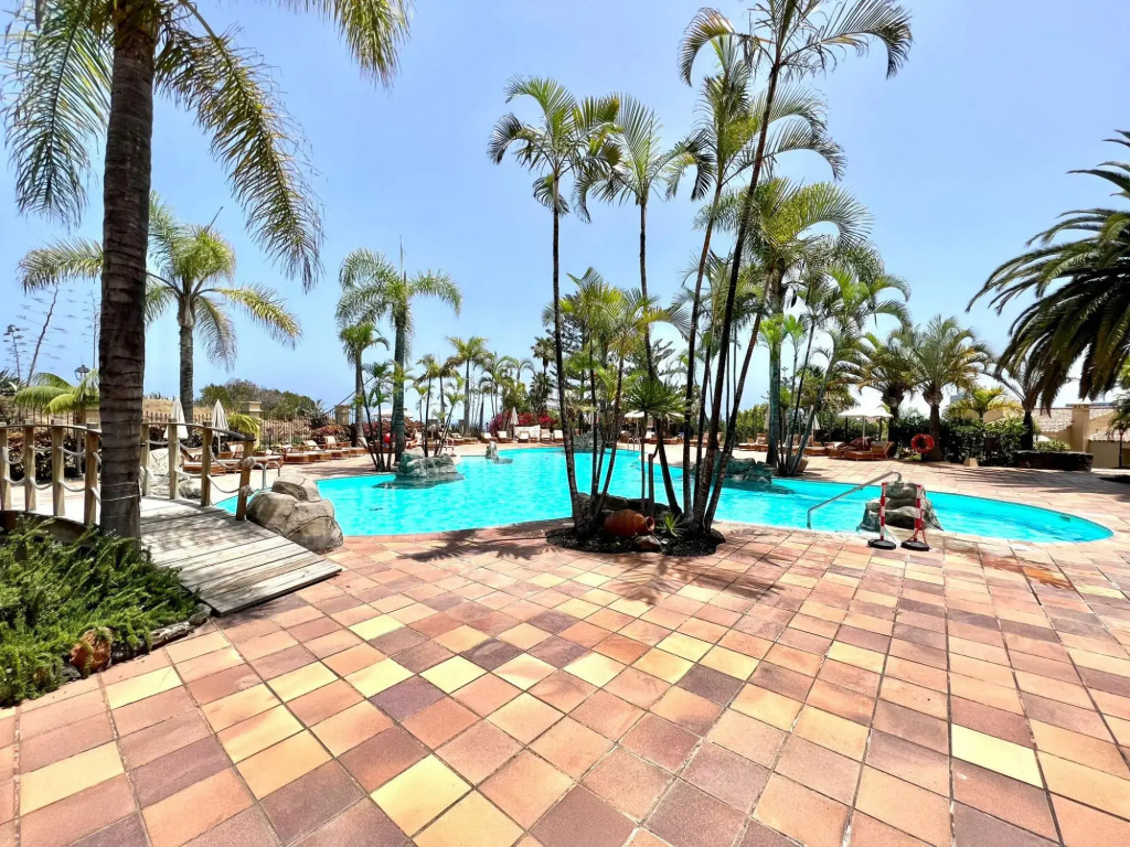 Stunning views beside the beach, apt. with pool