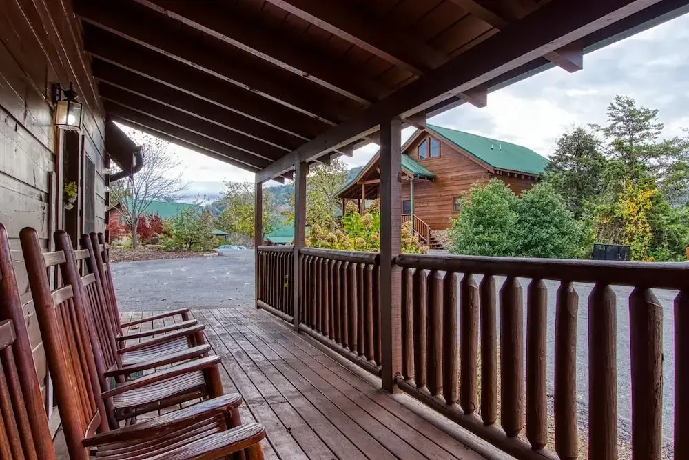 ERN819 - Mountain Majesty - Great Location! Close to All the Action! cabin