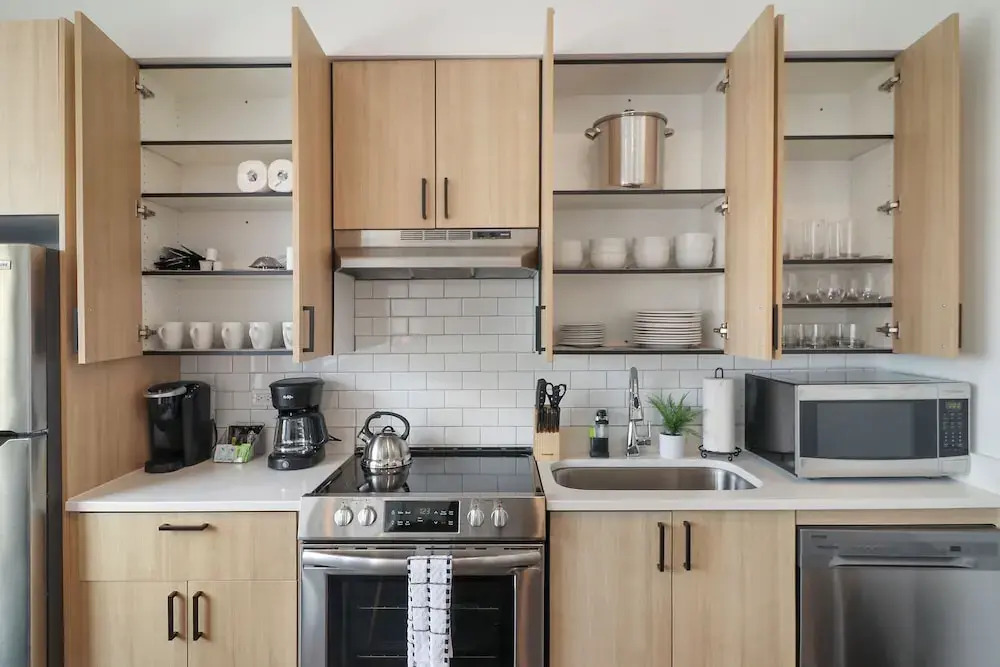Stylish 4BR Stay - State rep