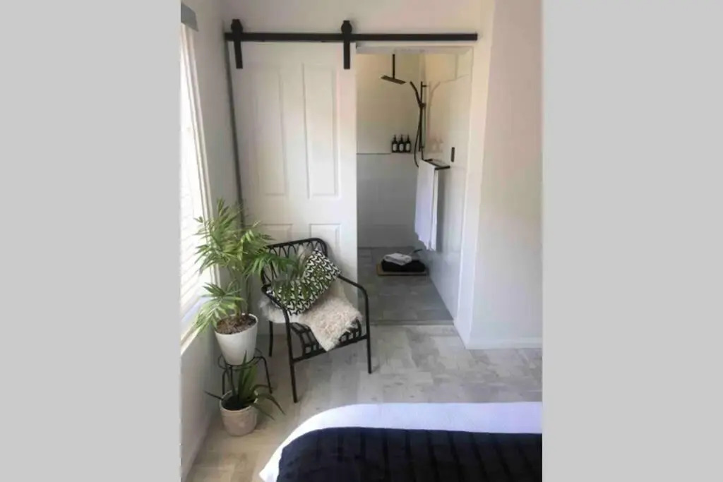 Beautifully renovated quiet unit in Cronulla