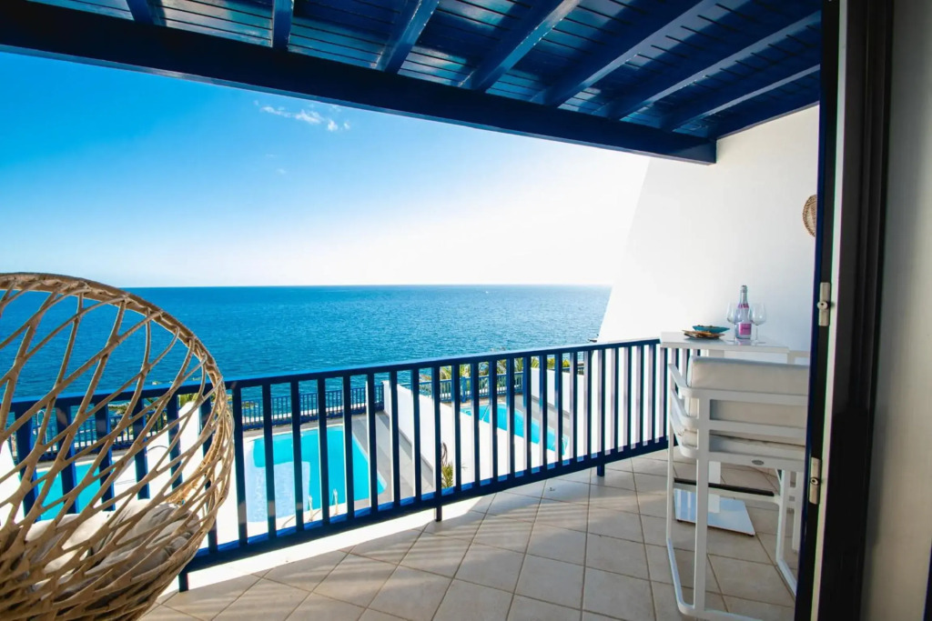 FRONTLINE VILLA 25, well-designed with a heated pool