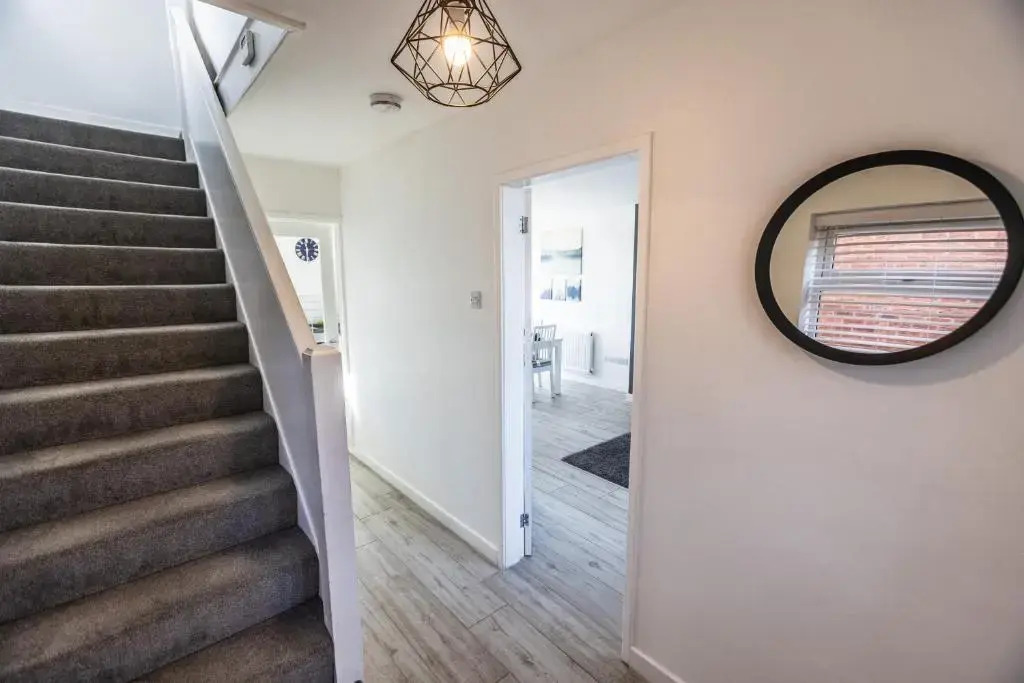 Modern 3-Bed House with Parking - Sleeps 7!