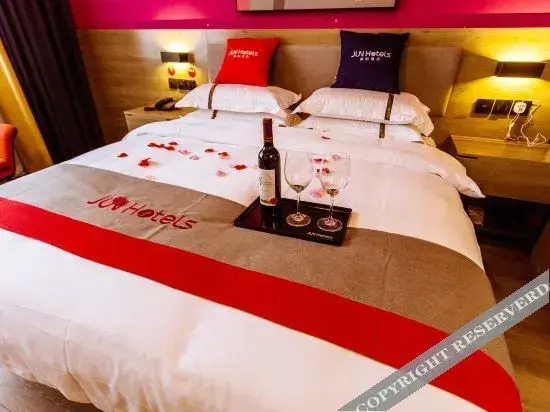 Junyi Select Hotel (Linzhou Bus Station Longhu Water System Park)