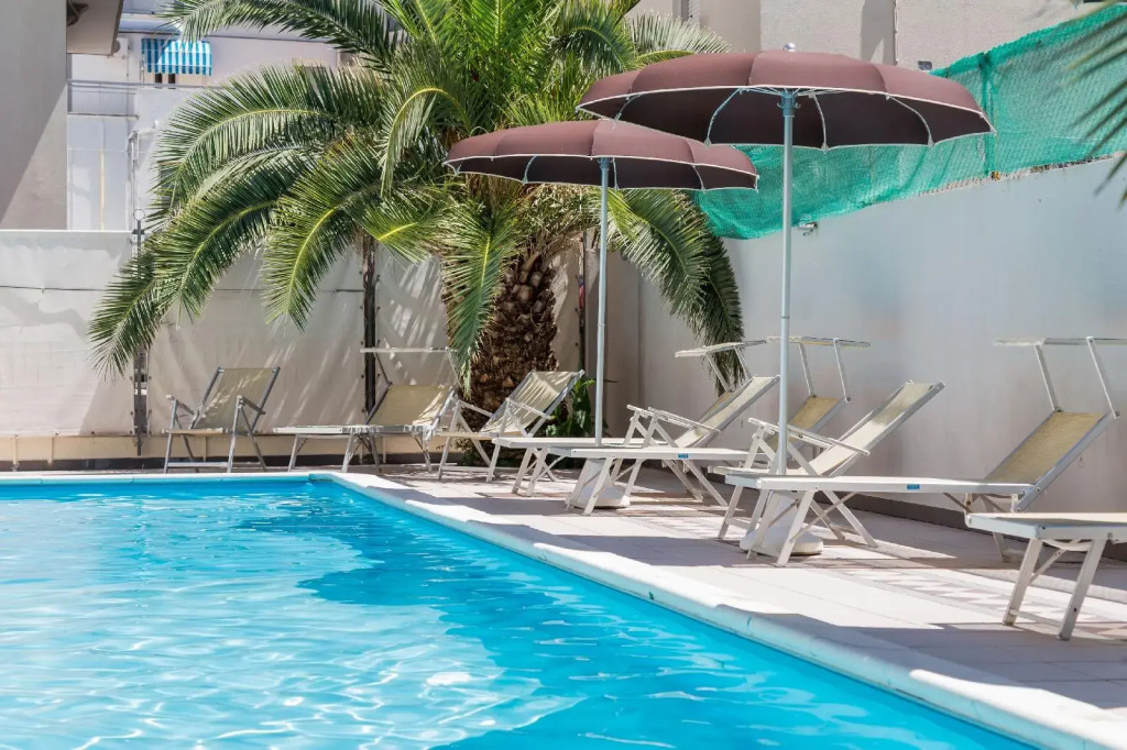 Hotel Plaza con piscina