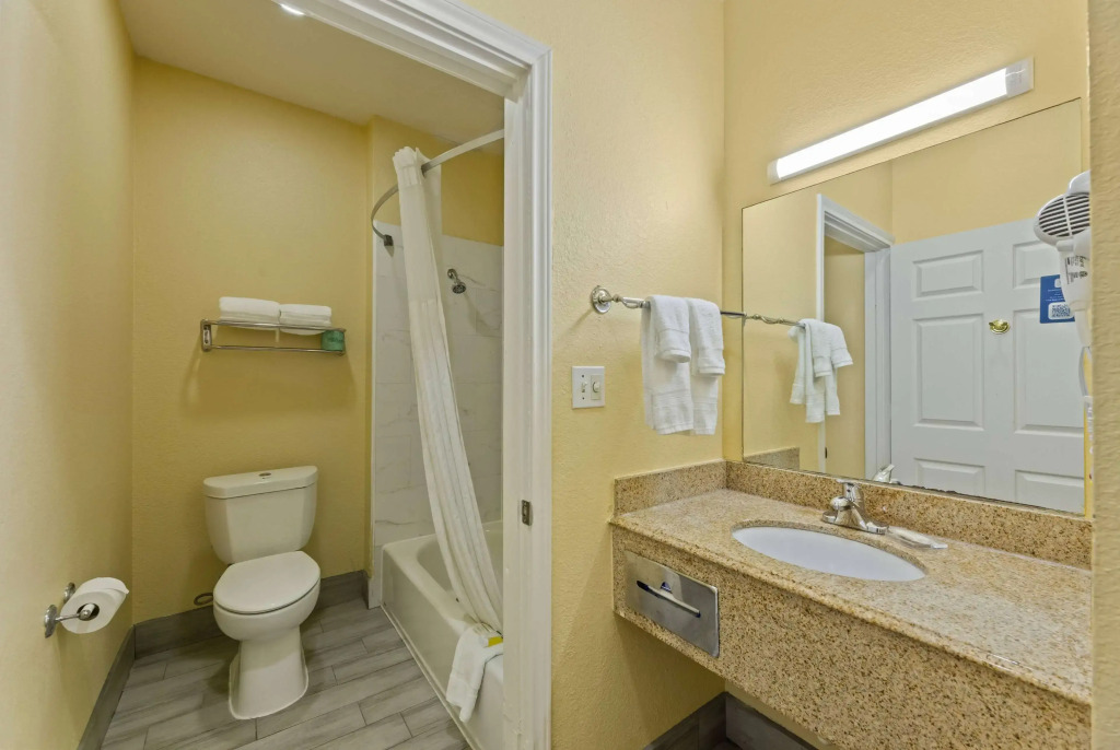 Days Inn & Suites by Wyndham DFW Airport South-Euless