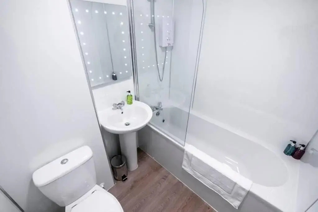 ☆ Bright, 2 Bedroom West End Apartment ☆