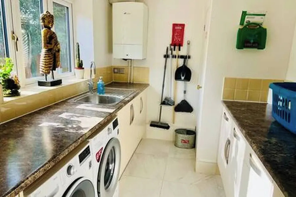Stratford 4 BR Family Mansion With Pool, Gym & BBQ