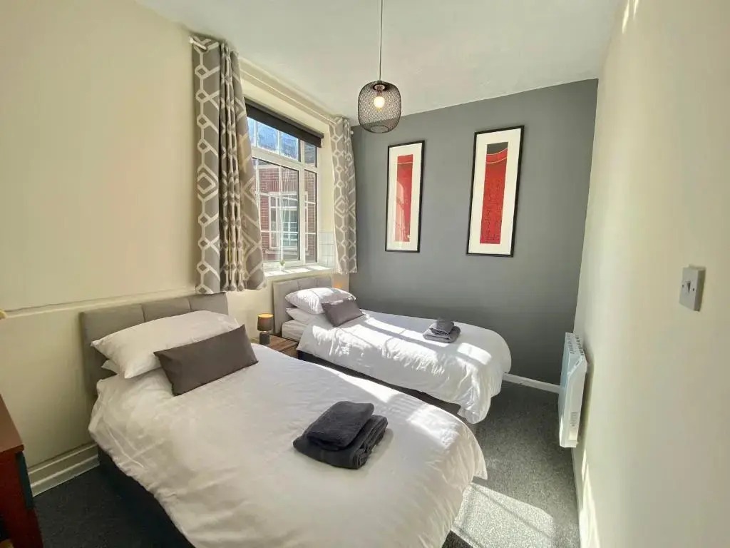 4 Single beds or 2 Doubles - FREE PARKING SPACES - SMART TV's - City Centre Spacious flat