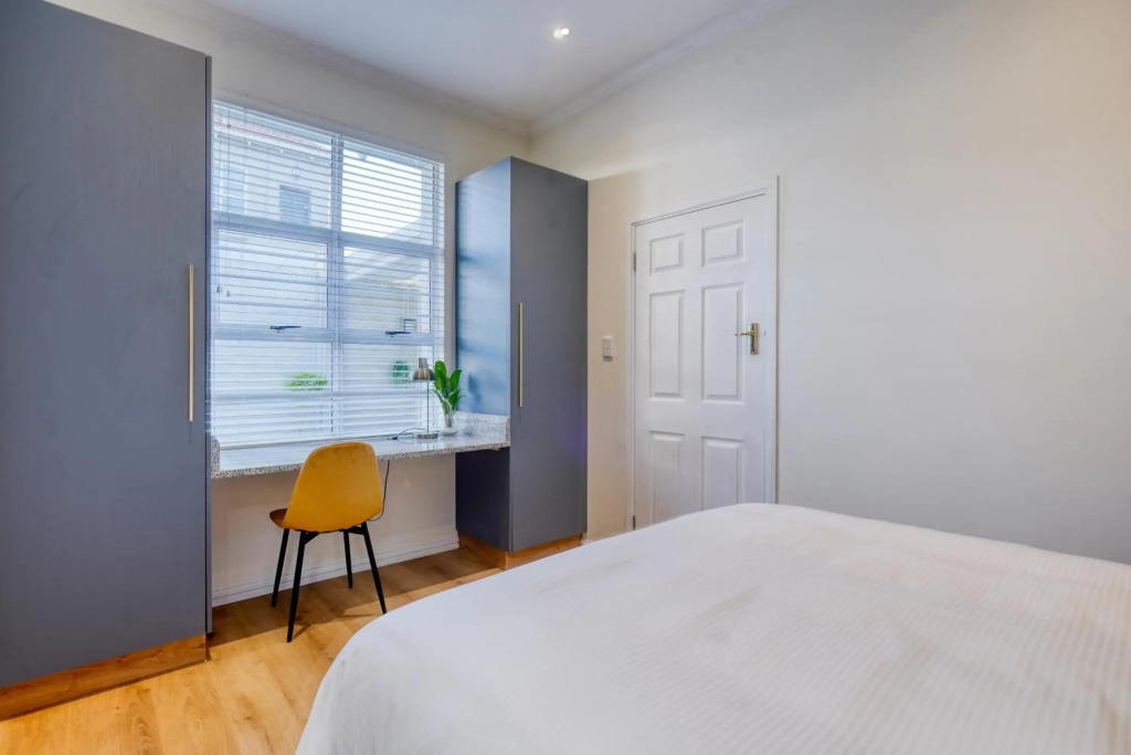 Hampton Collection - Stylish 3 Sleeper Apartment with Pool