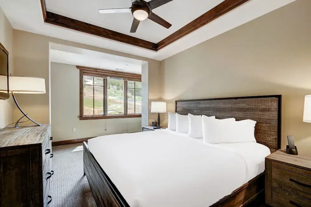 Luxury 1 Bedroom Condo with Slopeside View 1 Condo