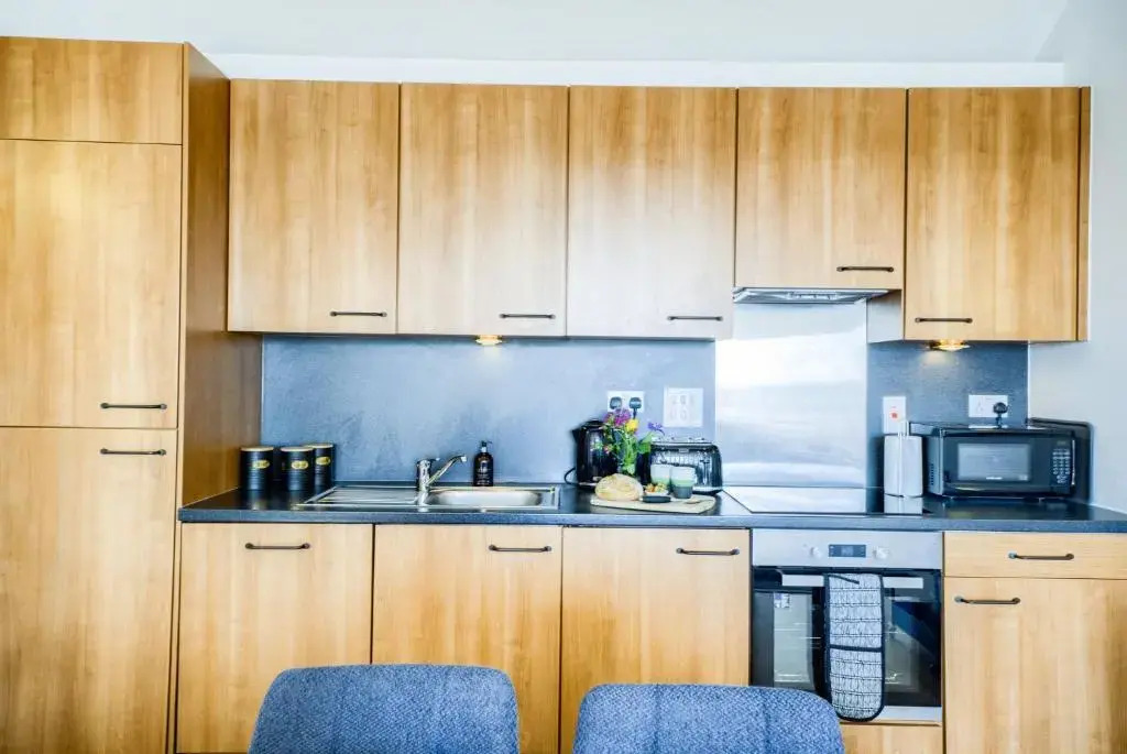Coventry Luxury Townhouse City Centre Private Parking Sleeps 9 by EMPOWER HOMES rates incl VAT