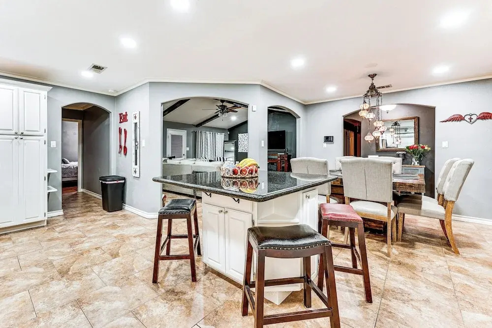 3 Mi to Downtown Mcallen: Quiet Home w/ Pool