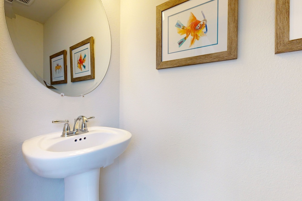Contemporary Townhouse w/ Private Pool and Resort Amenities, Near Attractions