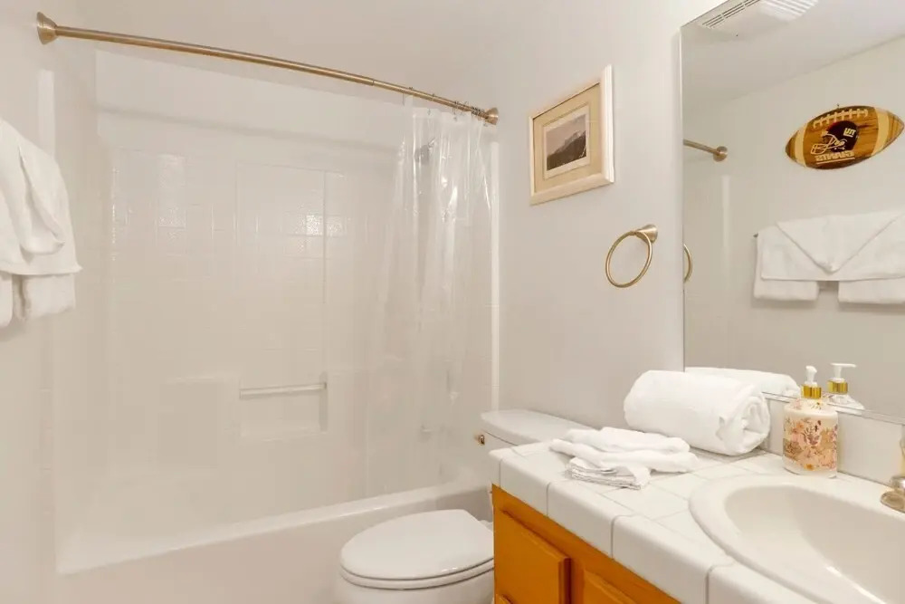 2242 - Happy Hour Inn 3 Bedroom Home by Redawning