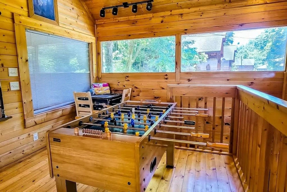 Across the Creek Cabin by Beyond Expectations With Hot Tub