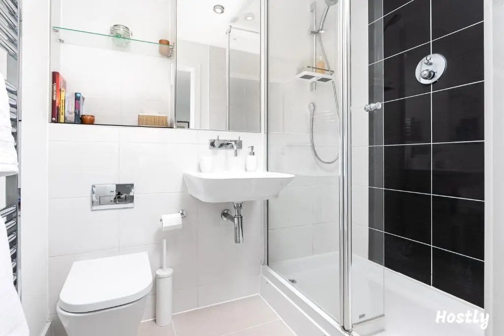 Elephant Court - Comfortable, spacious house with parking