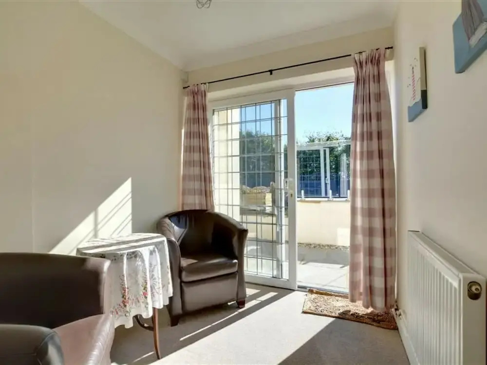 Comfortable and Luxurious Family Home With Beautiful Sunny Garden, Close to the Beach