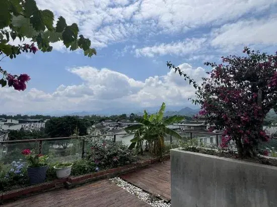 Yijia Hot Spring Resort Hotel (Jiezi Ancient Town Shop)