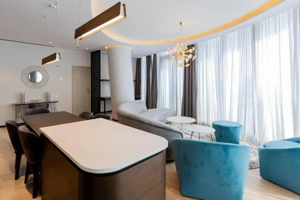 Luxury Hotel Apartment With Stunnig Views For 4