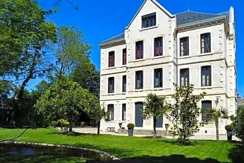 Demeure Saint Louis Historic manor, City 700m, free parking,A C,Clim,WIFI, city view, Garden
