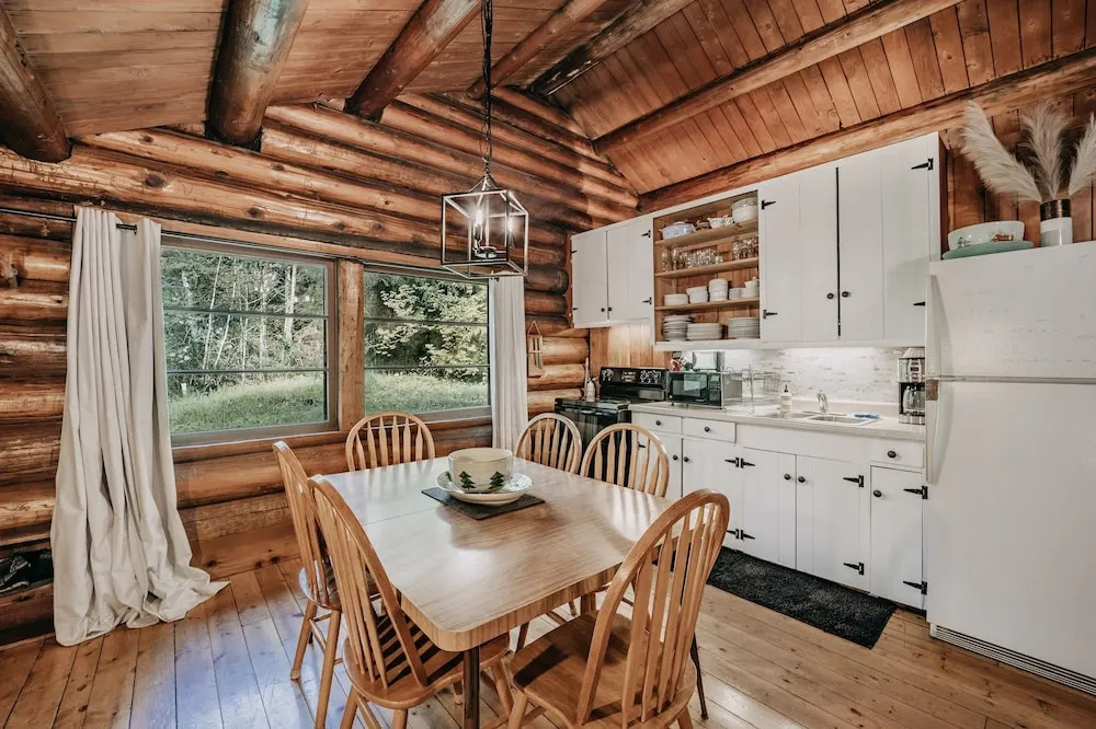 76GS - Genuine Log Cabin - WI-FI - Pets Ok - Sleeps 4