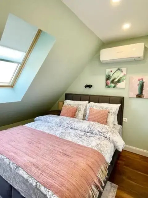 Executive 2 Bedroom Apartment + Parking