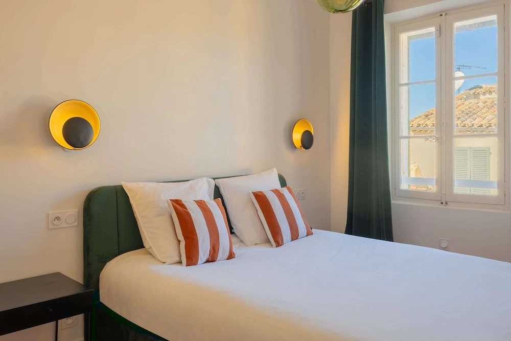Saint-tropez: Bright Apartment Near the Port