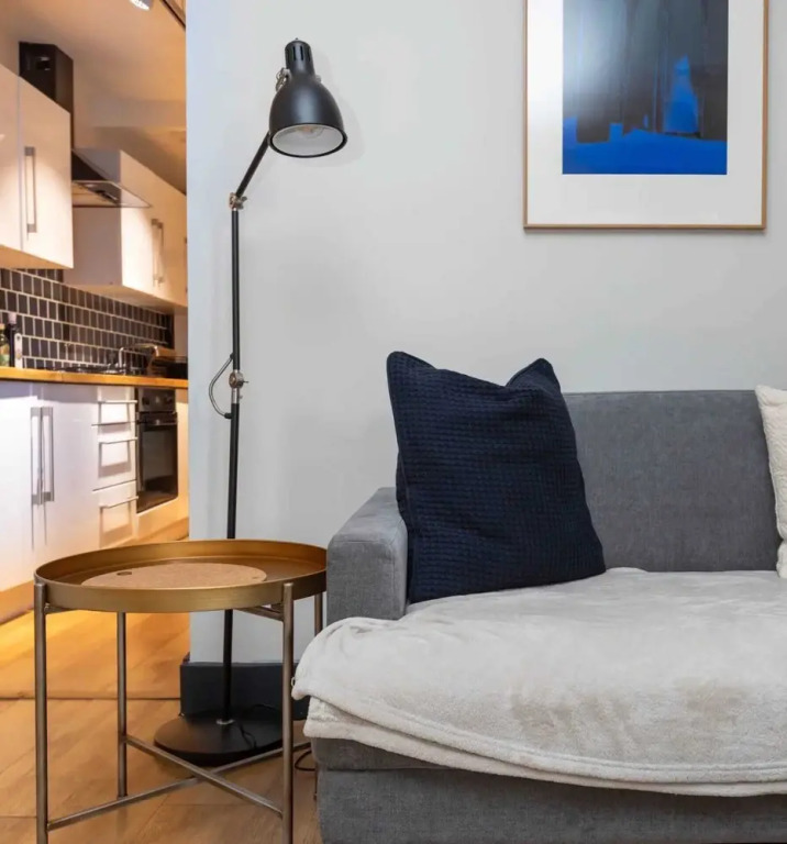 Stylish 2 Bedroom Flat With Large Private Garden